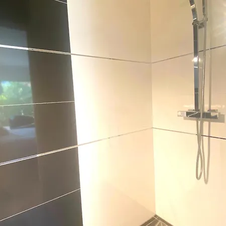 Contemporaine Avec Vue